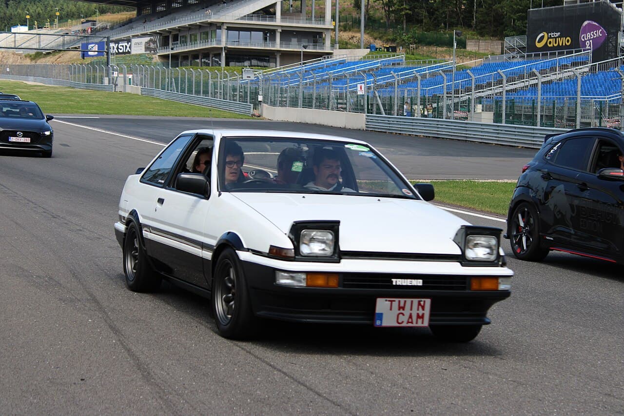 🏎️ Karin Futo ➡️ Toyota Sprinter Trueno (AE86) en la vida real