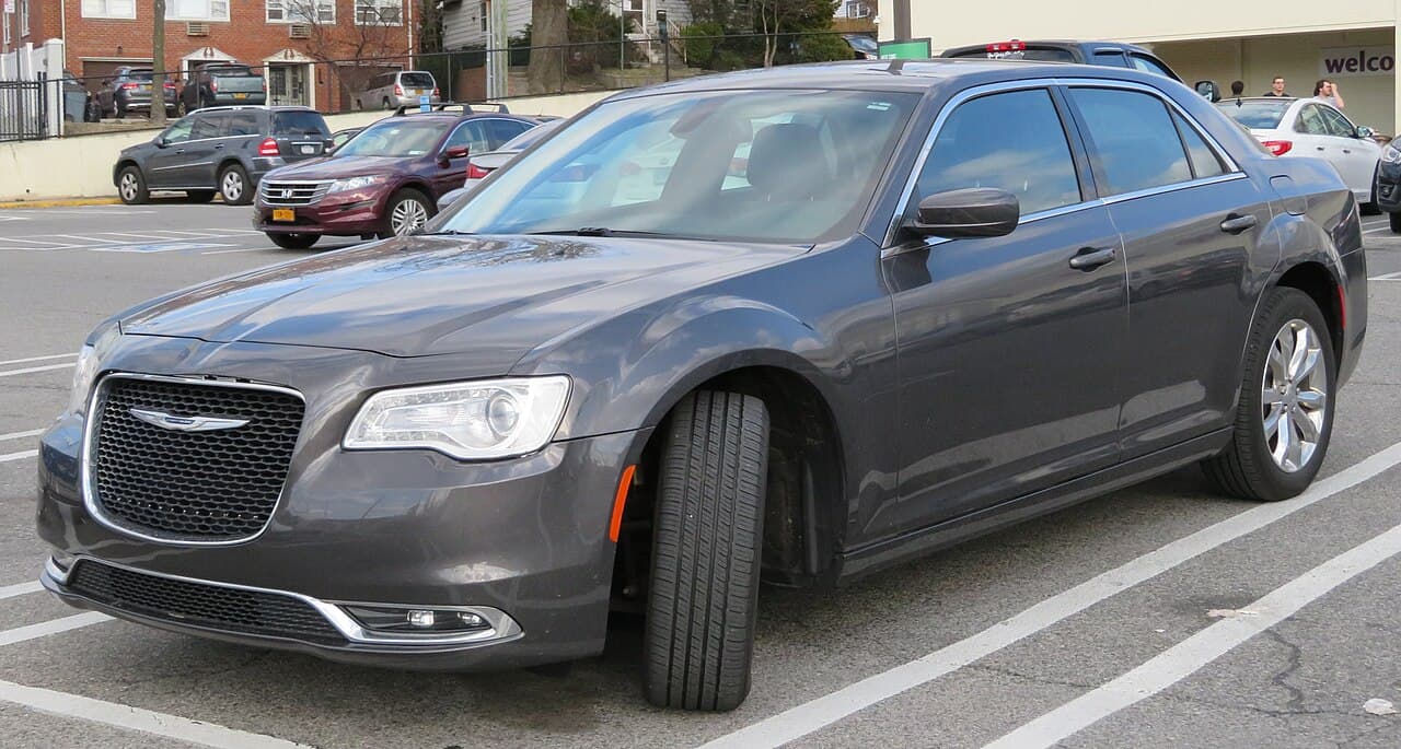 🚗 Schyster PMP 700 ➡️ Chrysler 300 (con toques de Rolls-Royce Ghost) en la vida real