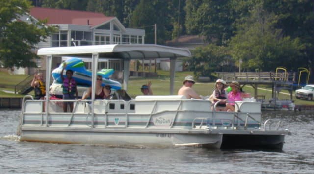 🚤 Shitzu Tropic ➡️ Lancha tipo pontón en la vida real